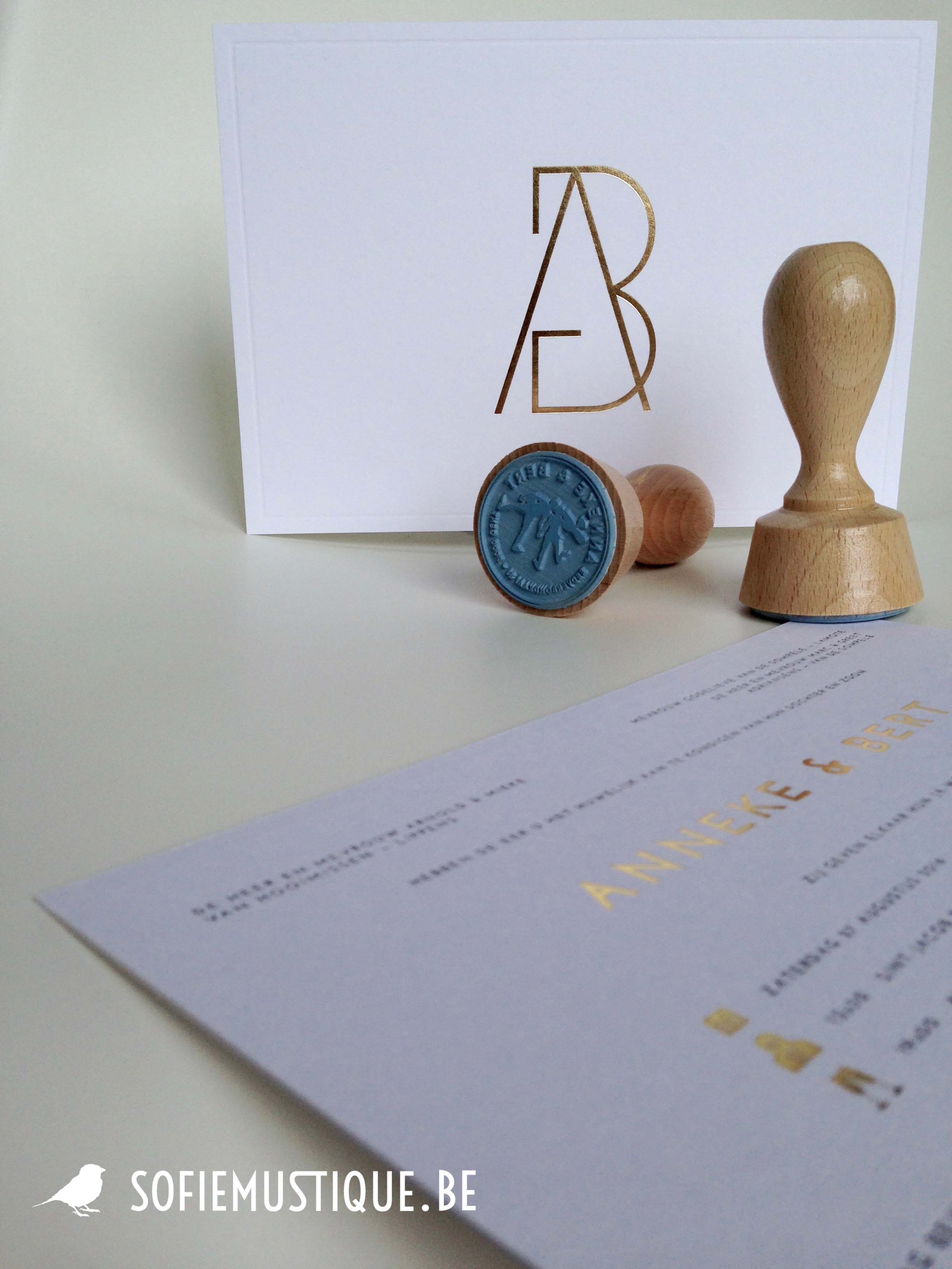 Huwelijksuitnodiging / wedding invitation Anneke & Bert | goudfolie, gold hot foil, logo, stempels, stamps