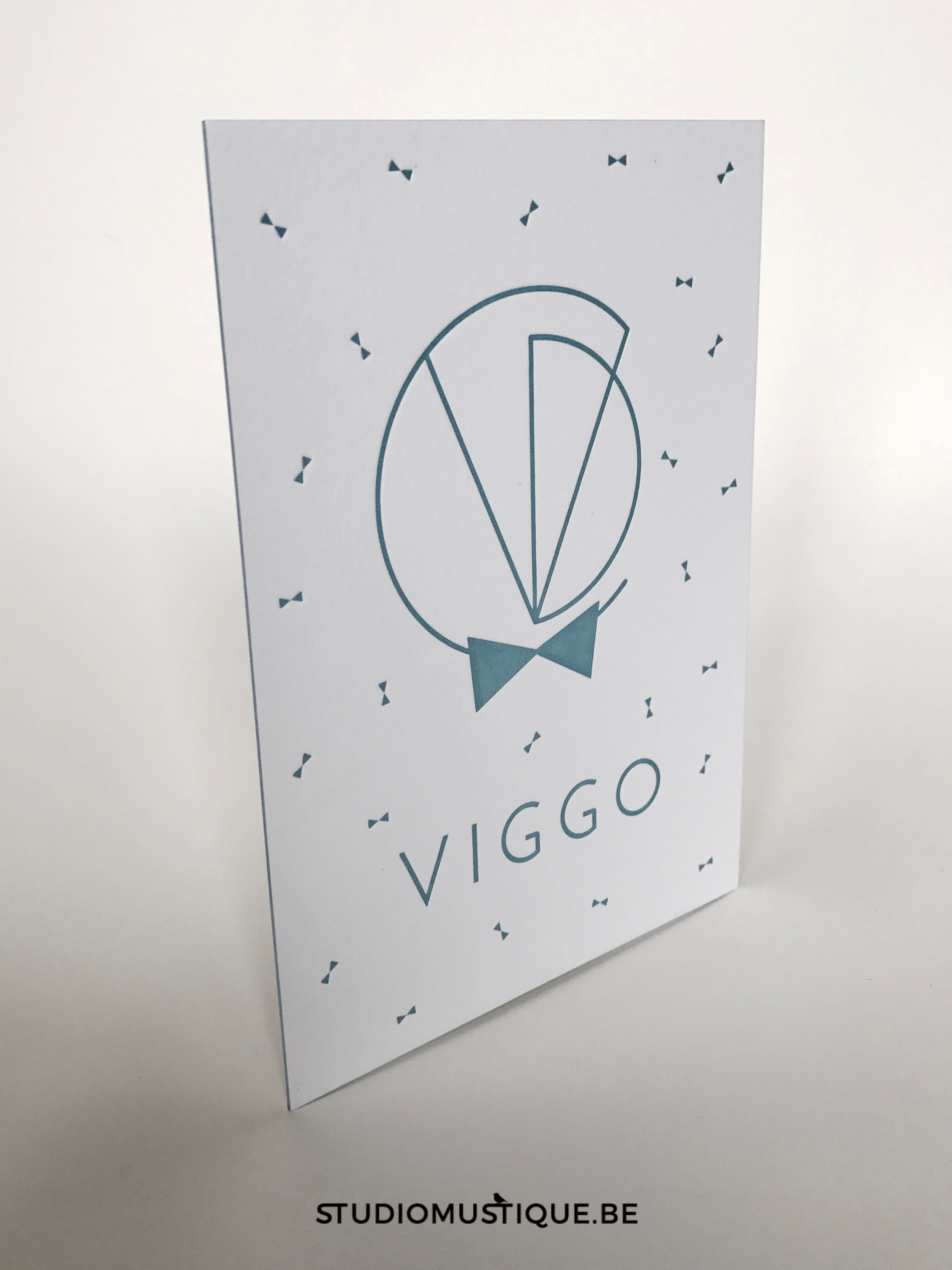 Geboortekaartje Viggo - strikjes, logo initialen baby