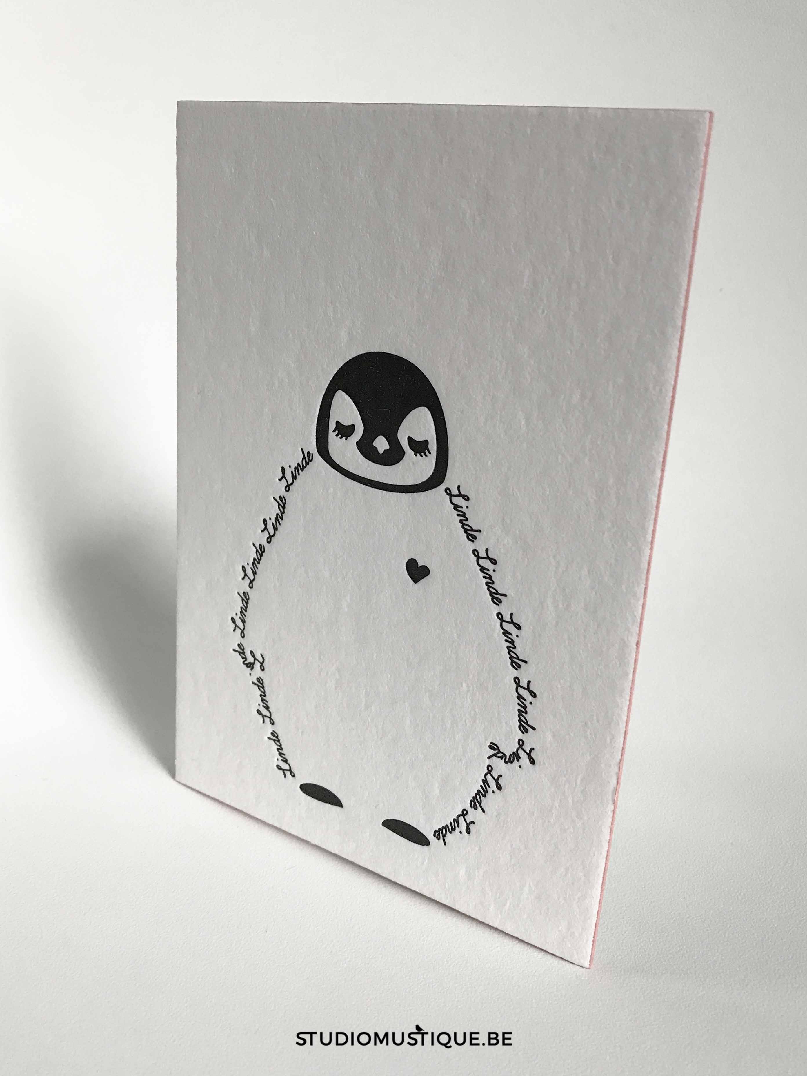studio mustique-0515-2-geboortekaartje met baby pinguïn Linde letterpress zwart wit oud roze