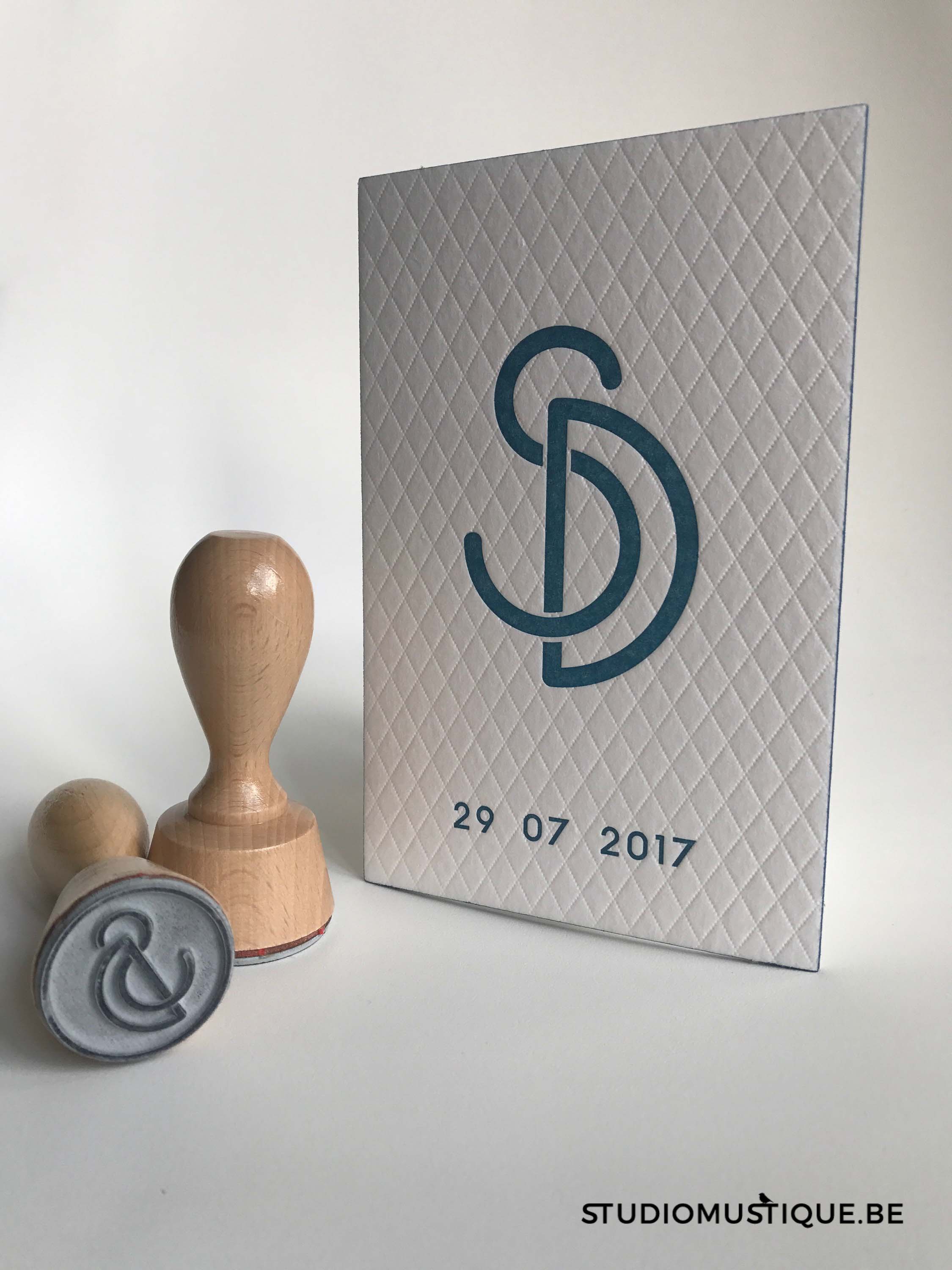 Huwelijksuitnodiging Sylvia & Dominiek - letterpress, blinddruk, grafisch ontwerper, maatwerk, houten logostempel, logo, initialen, dik papier
