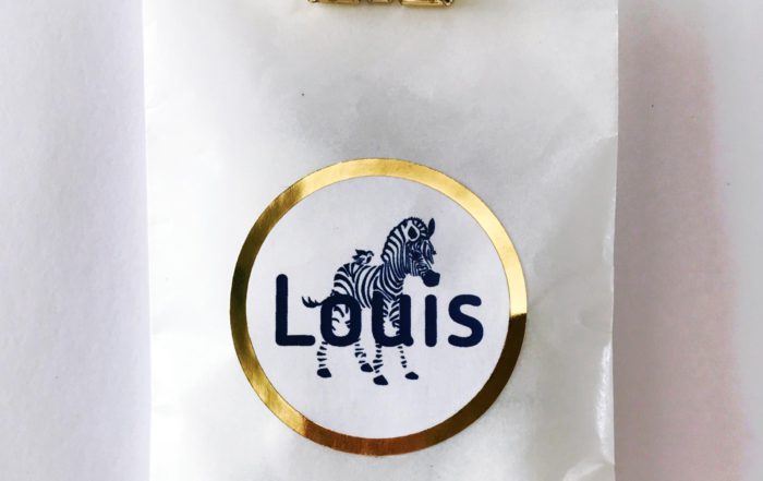 Stickertje met gouden goudfolie randje - doopsuiker - pergamijnzakje - studio mustique - binder clips