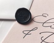 lakzegel huwelijksuitnodigingen zwart black seal wedding stationery letterpress