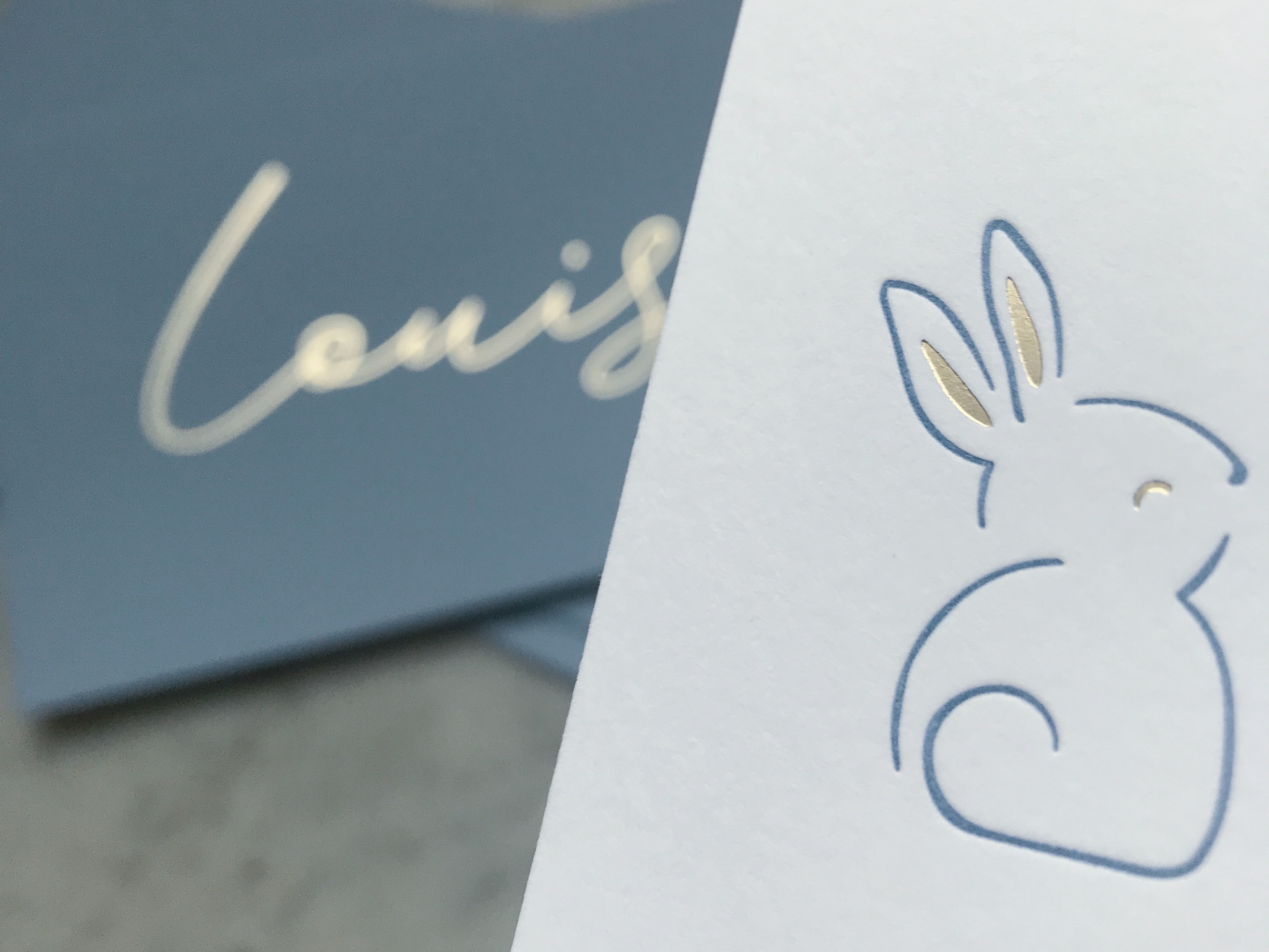 Geboortekaartje Letterpress Louis met konijntje goudfolie, blauwe achtergrond, minimalistisch