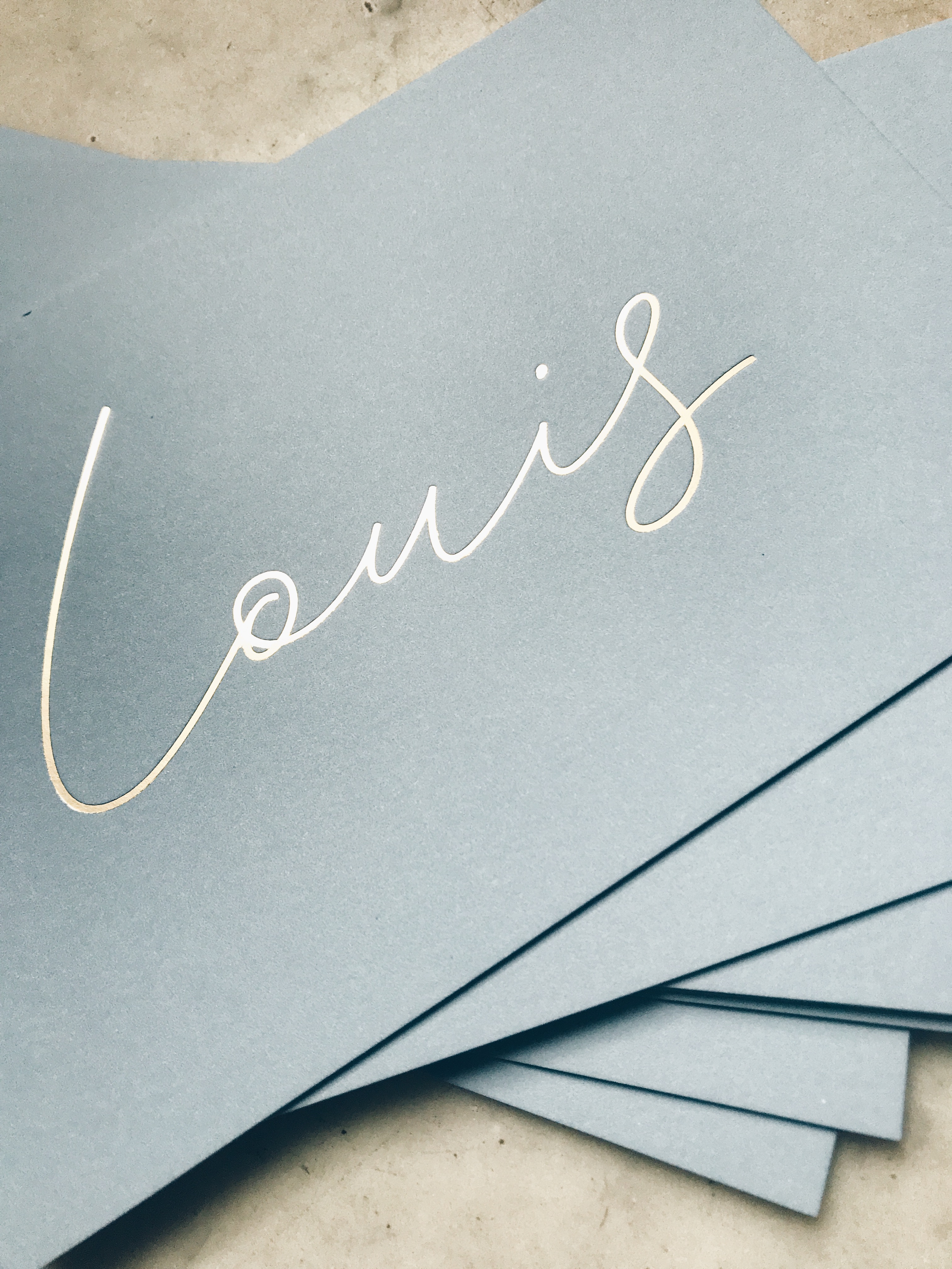 Geboortekaartje Letterpress Louis met konijntje goudfolie, blauwe achtergrond, minimalistisch