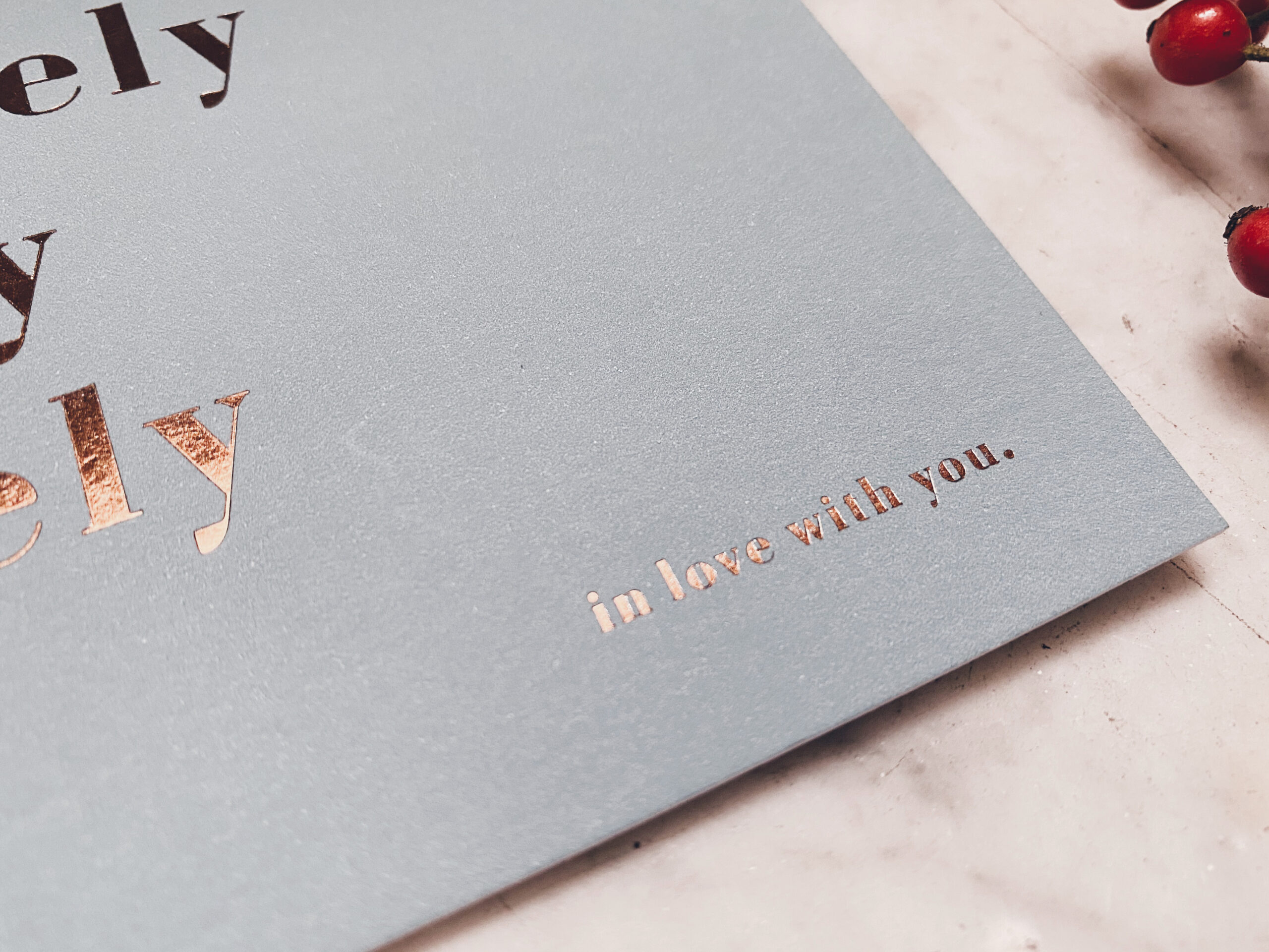 Laura & Jeroen huwelijksuitnodigingen donkerbruine foliedruk bronze koperfolie letterpress foliedruk hotfoil studio Mustique grafisch ontwerp