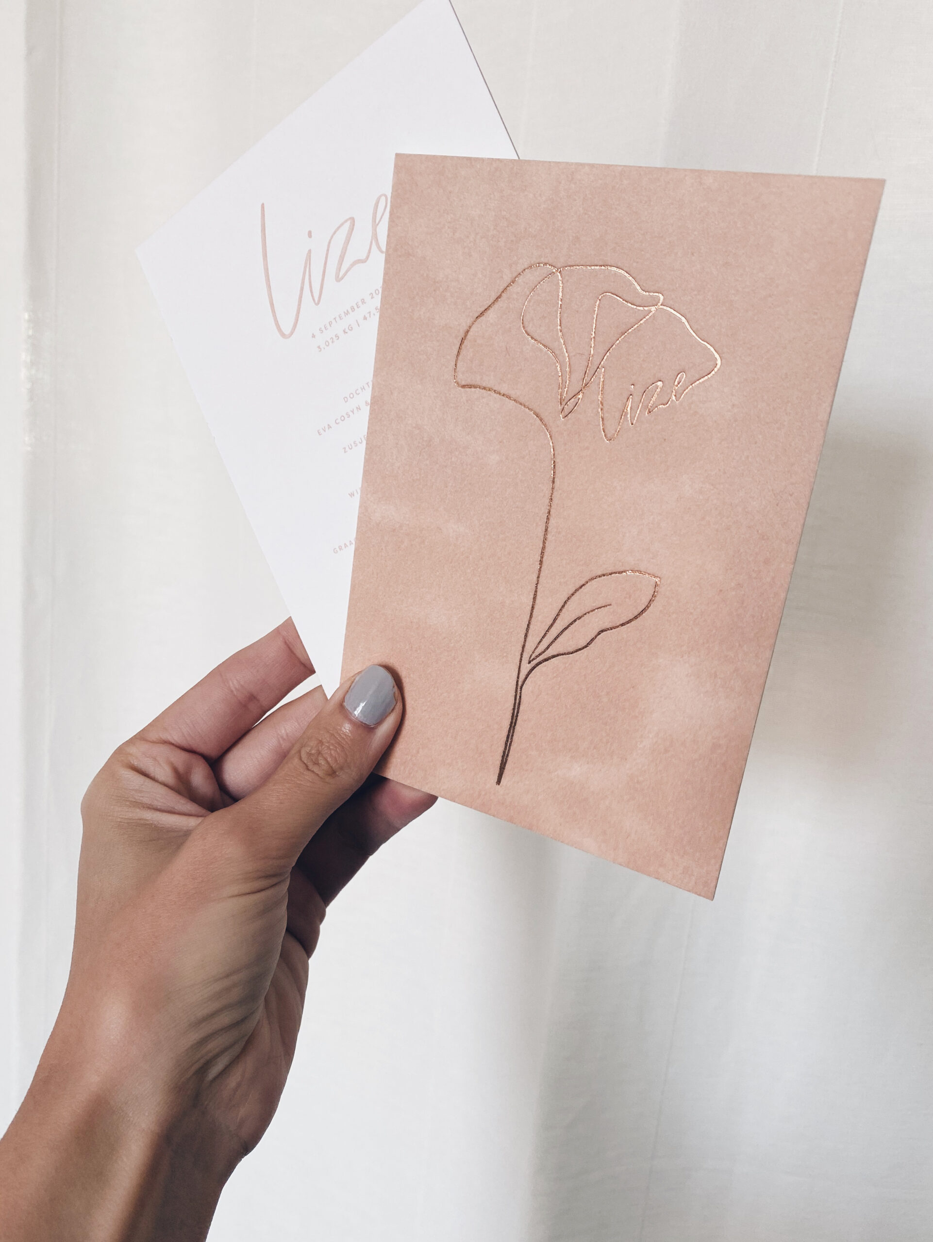 Geboortekaartje Lize - velvet geboortekaartje - studio mustique - studio blanche doopsuiker - letterpress rose gold rosegoud bloem - line drawing