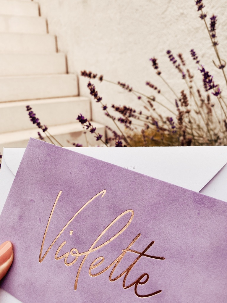 Geboortekaartje Violette, velvet, lila, paars, rose gold goudfolie, letterpress hotfoil, handlettering, lavendel, studio Mustique, Studio Blanche, hondje
