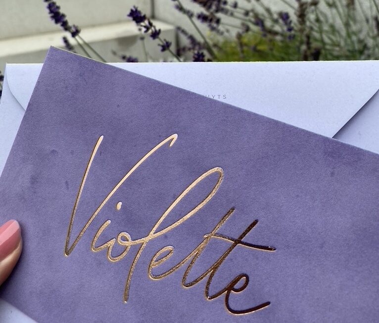 Geboortekaartje Violette, velvet, lila, paars, rose gold goudfolie, letterpress hotfoil, handlettering, lavendel, studio Mustique, Studio Blanche, hondje