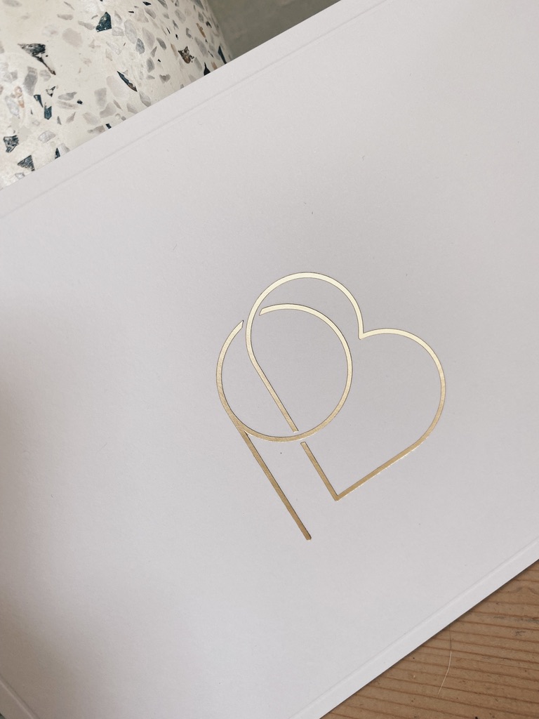 Huwelijksuitnodigingen met wedding logo B&P - 50 jarig jubileum - letterpress foliedruk huwelijkslogo hartje - studio mustique