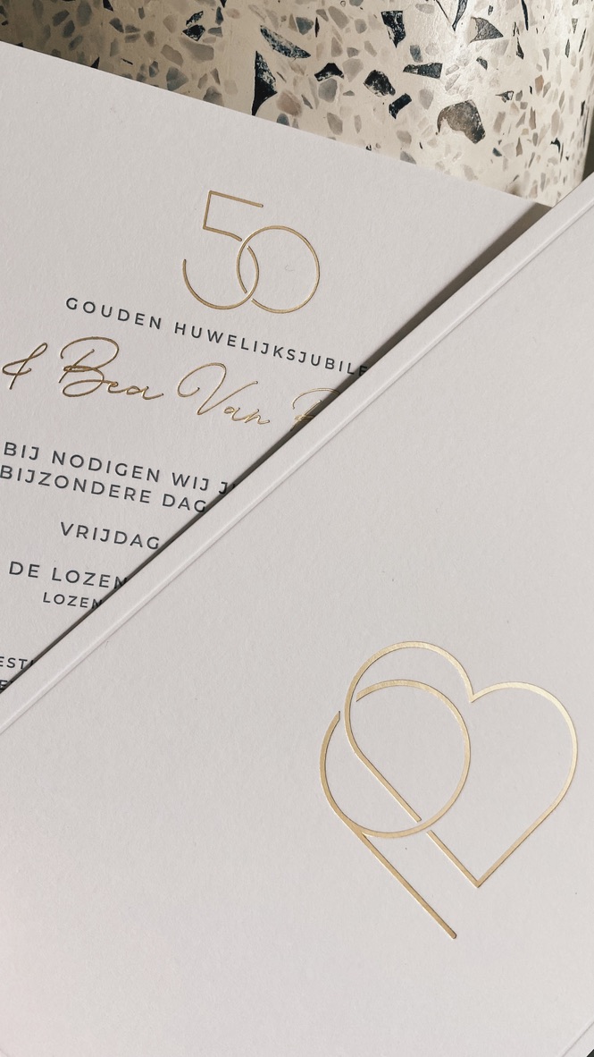 Huwelijksuitnodigingen met wedding logo B&P - 50 jarig jubileum - letterpress foliedruk huwelijkslogo hartje - studio mustique