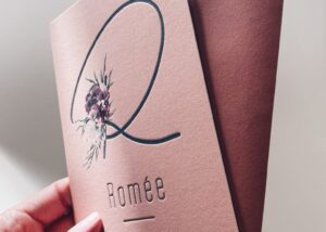 Romée geboortekaartje, studio mustique, bloemen illustratie op maat, allium, pioenrozen, grote letter, letterpress, terracotta, roze