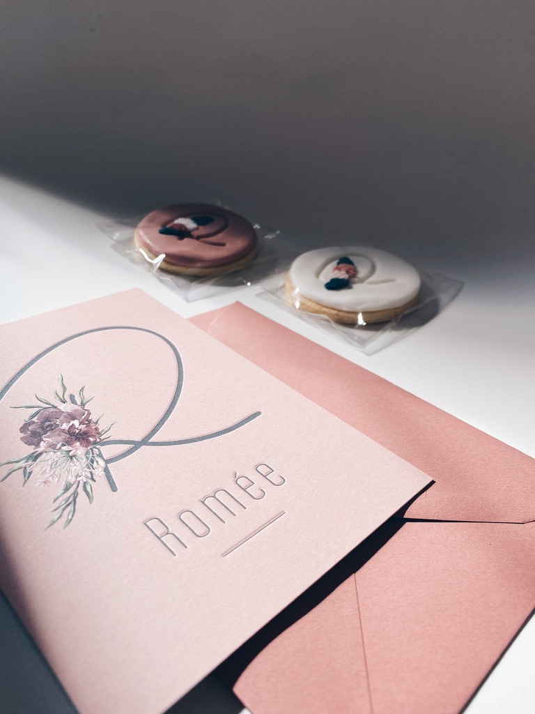 Romée geboortekaartje, studio mustique, bloemen illustratie op maat, allium, pioenrozen, grote letter, letterpress, terracotta, roze