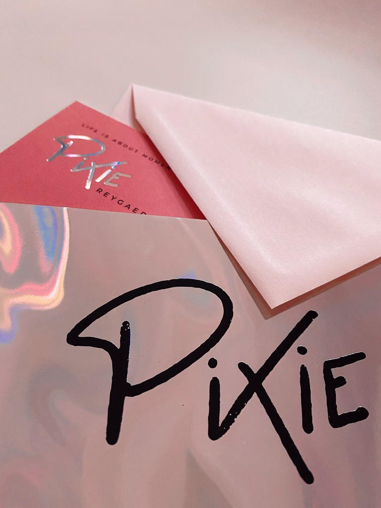 Pixie geboortekaartje met holografische folie letterpress foliedruk Studio Mustique, holographic hotfoil, origineel uniek geboortekaartje, rock & roll disco geboortekaartje