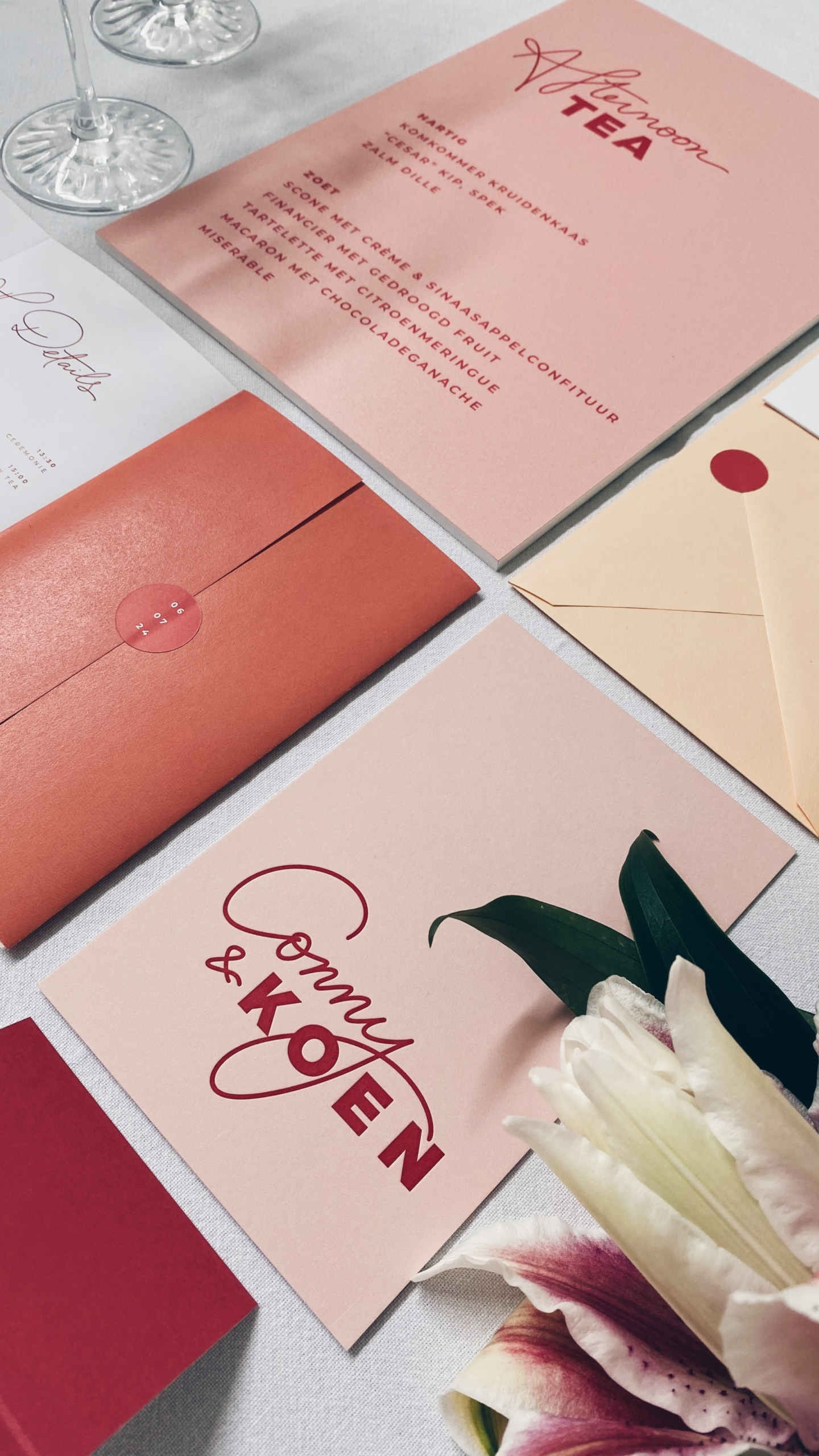 Conny & Koen, colorful wedding stationery, afternoon tea, round personalized menu's moonshape menu, orange, pink, coral tones, huwelijksuitnodigigen, wedding invitations, wonderweddings.be, studiomustique.be