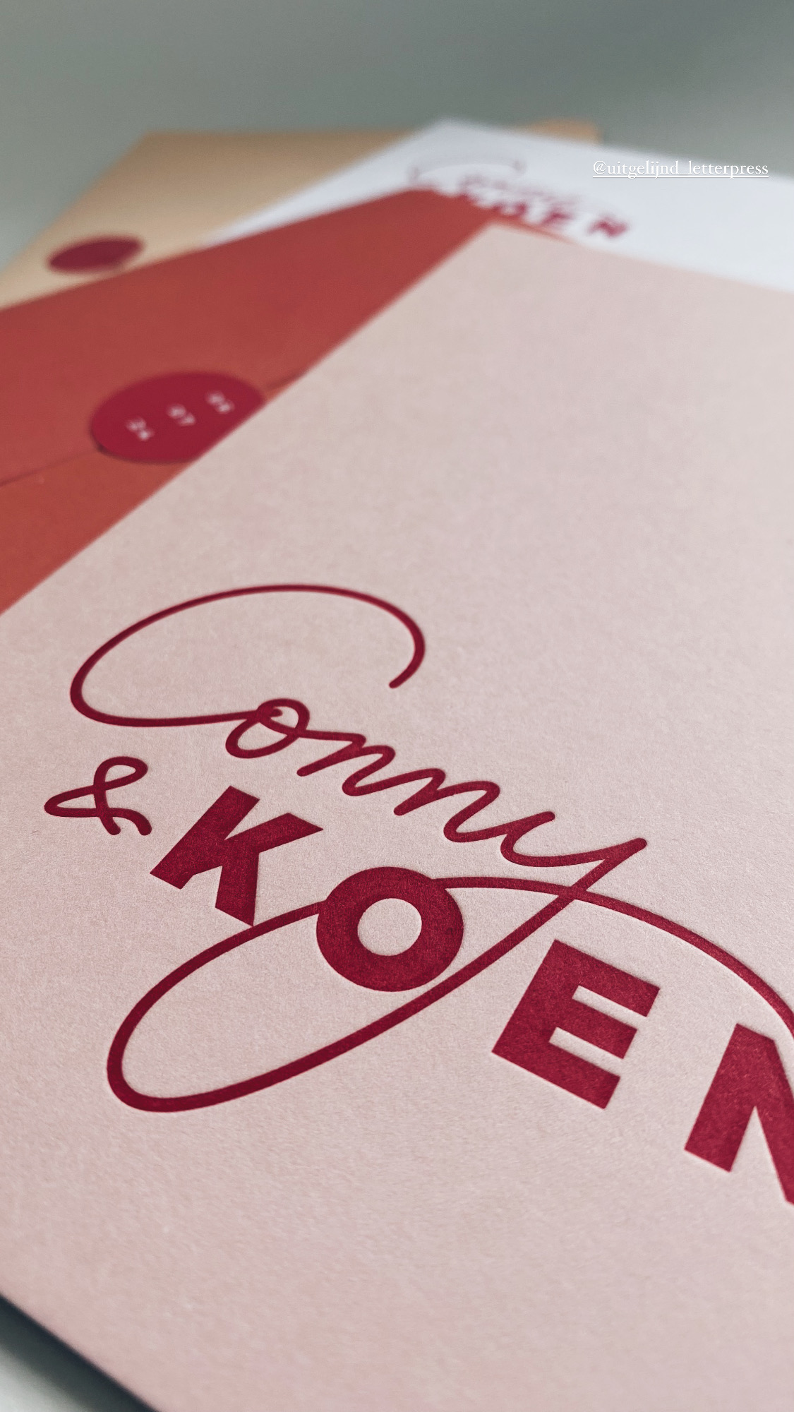 Conny & Koen, colorful wedding stationery, afternoon tea, round personalized menu's moonshape menu, orange, pink, coral tones, huwelijksuitnodigigen, wedding invitations, wonderweddings.be, studiomustique.be