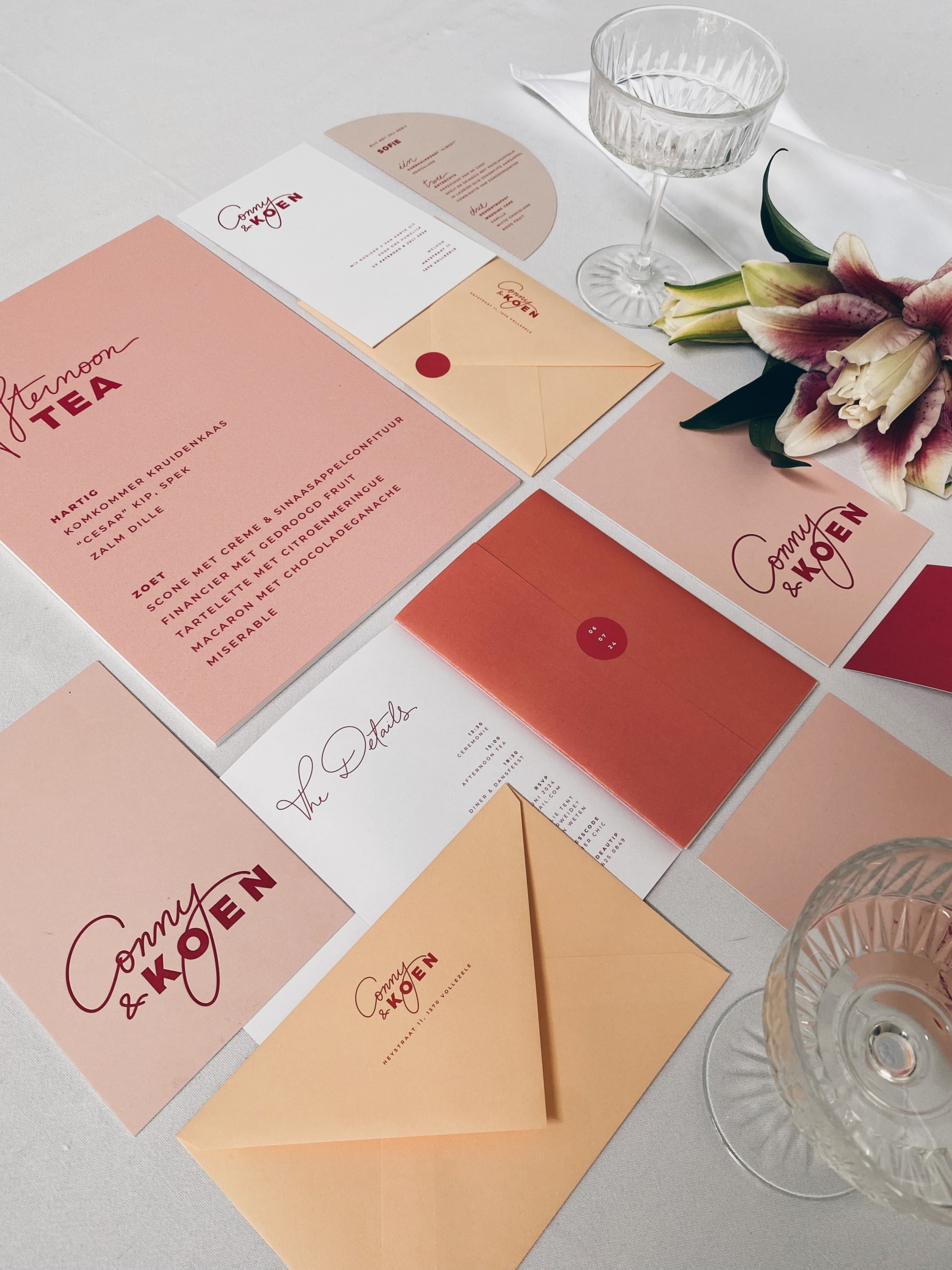 Conny & Koen, colorful wedding stationery, afternoon tea, round personalized menu's moonshape menu, orange, pink, coral tones, huwelijksuitnodigigen, wedding invitations, wonderweddings.be, studiomustique.be