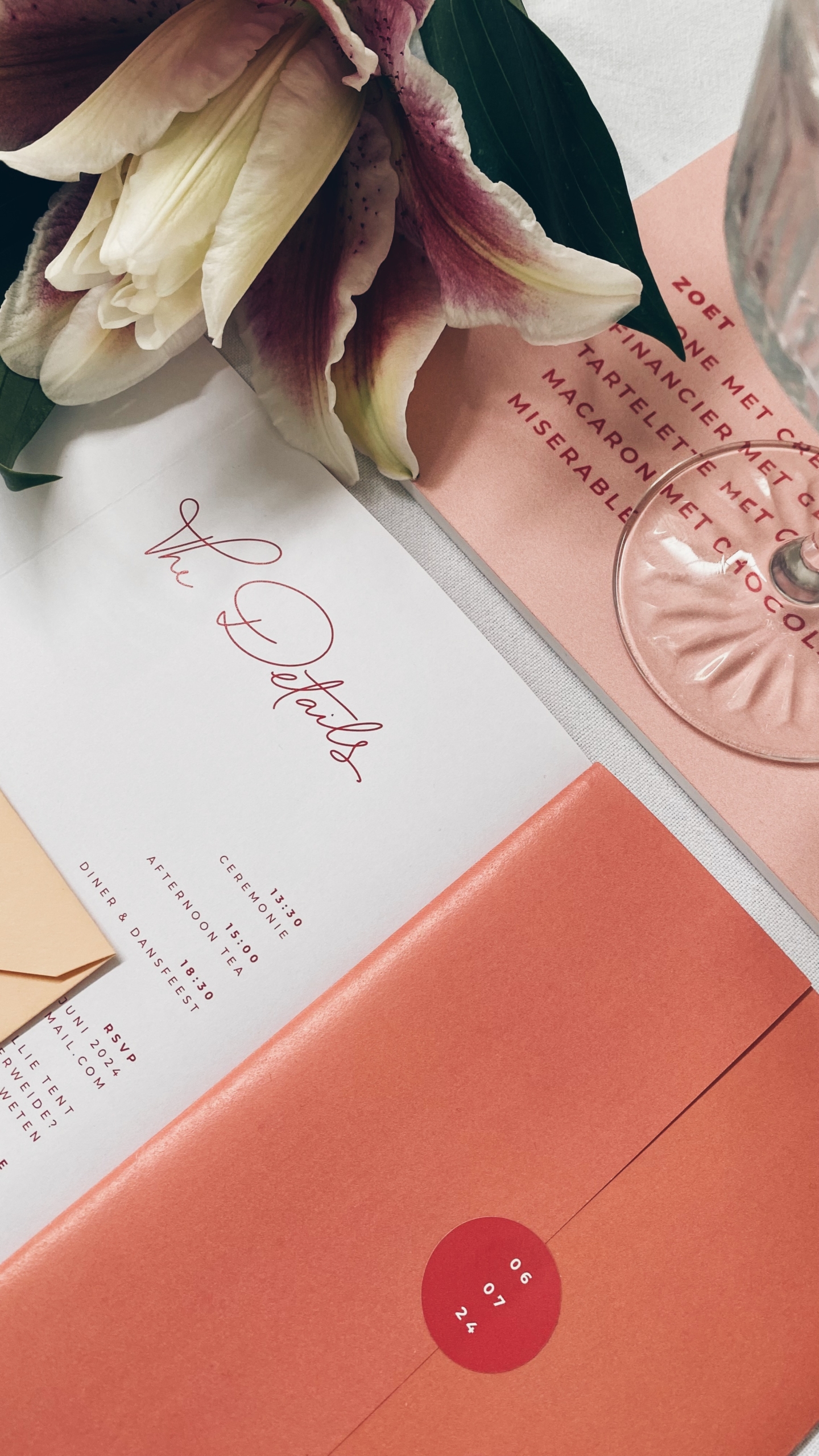 Conny & Koen, colorful wedding stationery, afternoon tea, round personalized menu's moonshape menu, orange, pink, coral tones, huwelijksuitnodigigen, wedding invitations, wonderweddings.be, studiomustique.be