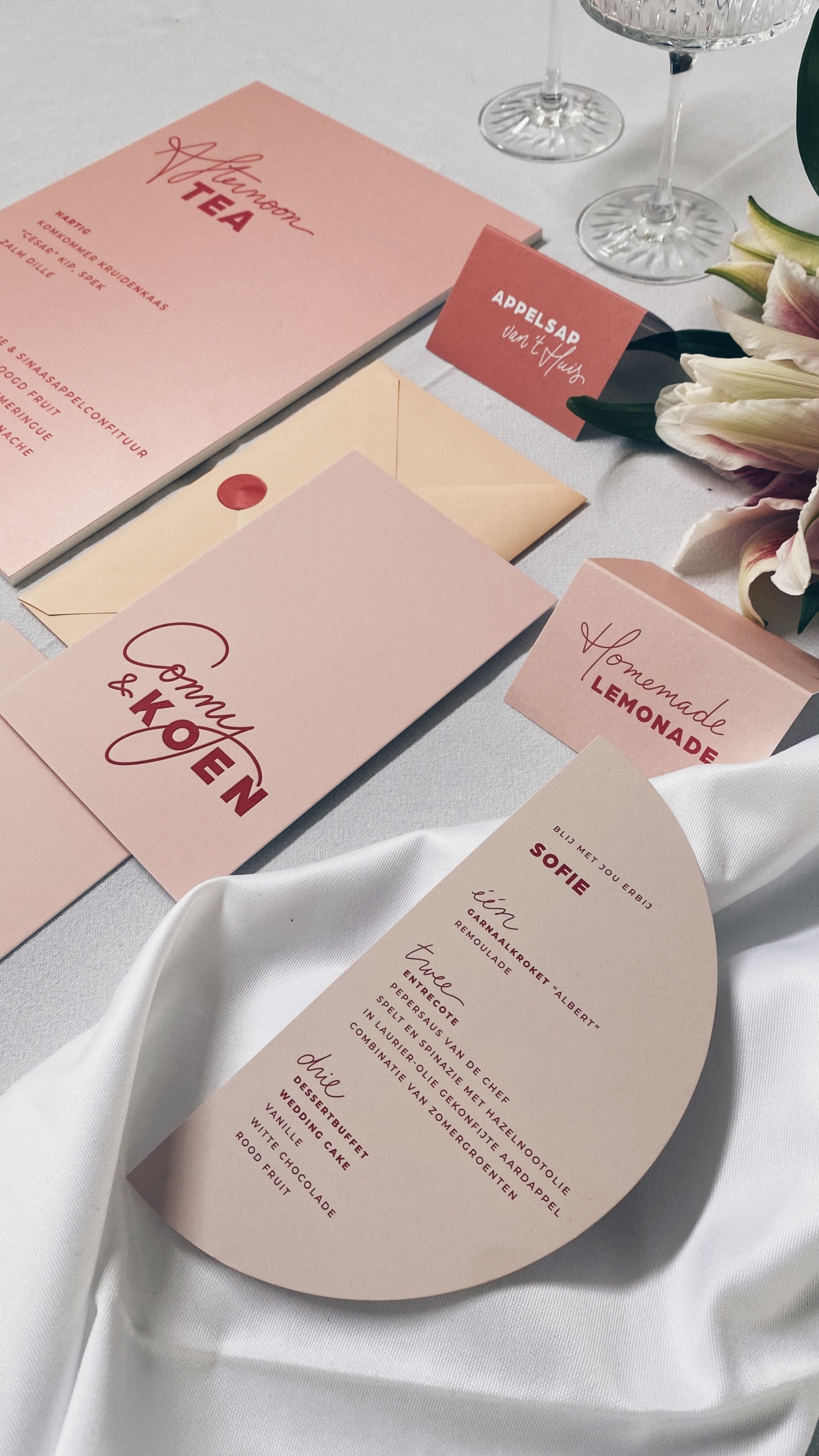 Conny & Koen, colorful wedding stationery, afternoon tea, round personalized menu's moonshape menu, orange, pink, coral tones, huwelijksuitnodigigen, wedding invitations, wonderweddings.be, studiomustique.be